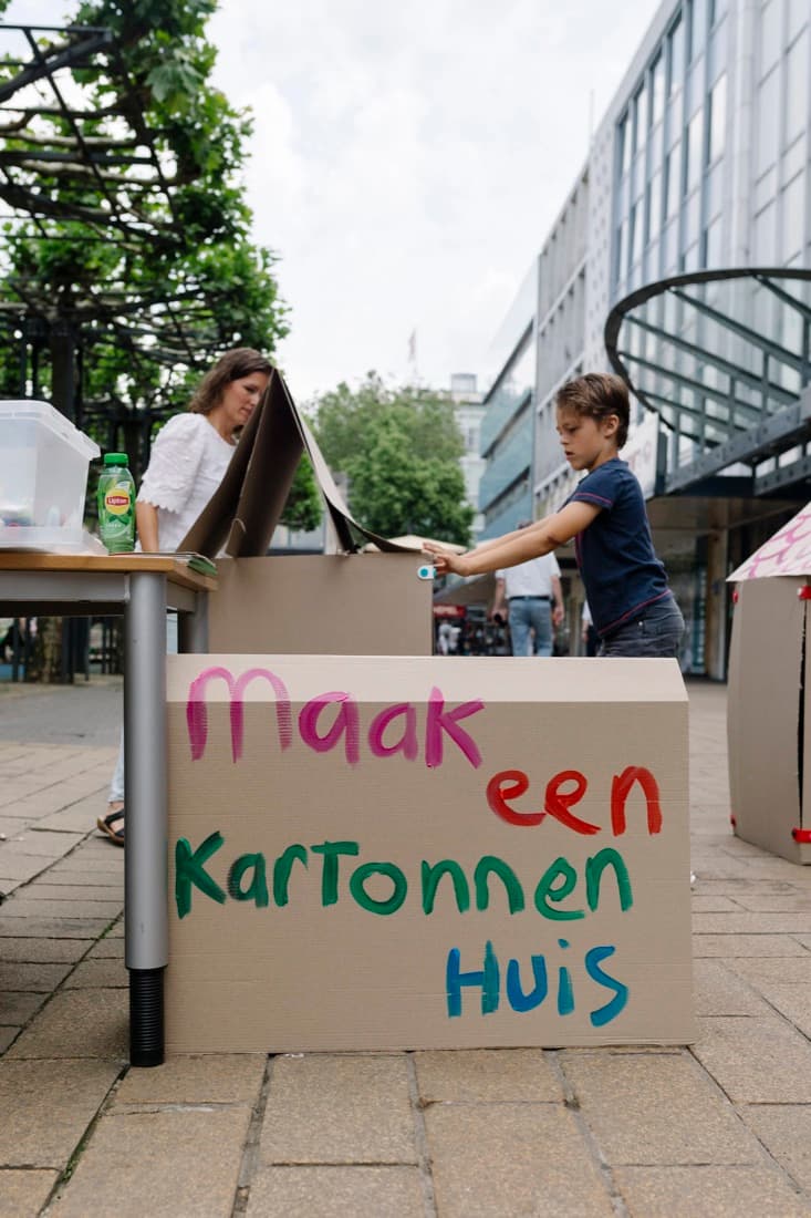 Kinderen knutselen met karton