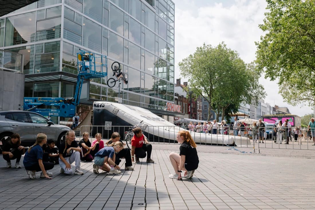BMX'er boven een skatebaan in Heerlen
