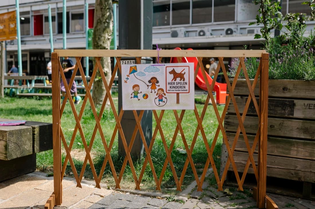 Speelplek met een houten hek en tekeningen